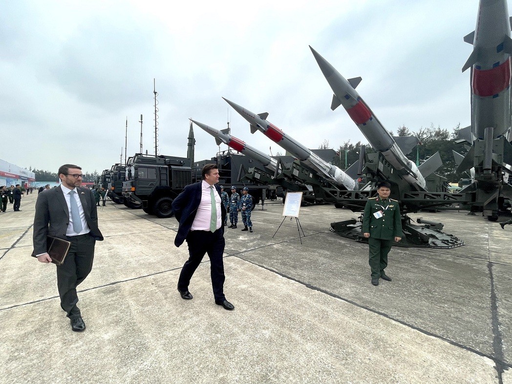 Vietnam's First International Defence Expo Underways in Hanoi