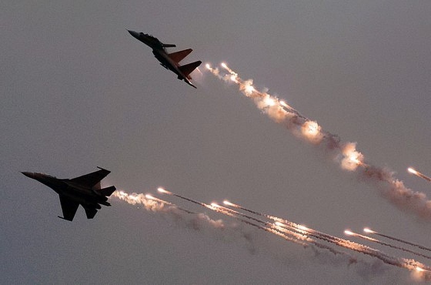 Impressive Performance of Vietnam Air Force with Su-30MK2 Fighters at Vietnam International Defense Expo 2022 Impressive Performance of Vietnam Air Force with Su-30MK2 Fighters at Vietnam International Defense Expo 2022