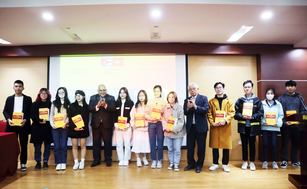 First Vietnamese-Spanish Dictionary Introduced in Vietnam