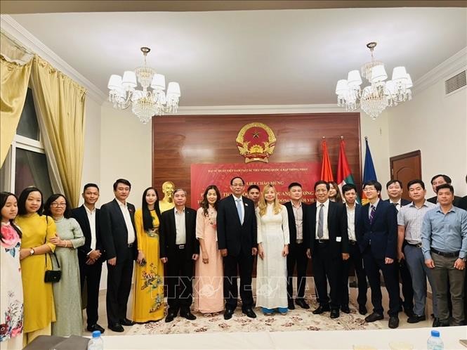 Meeting with staff of the Vietnamese Embassy and representatives of the Vietnamese community in the UAE. Photo: VNA