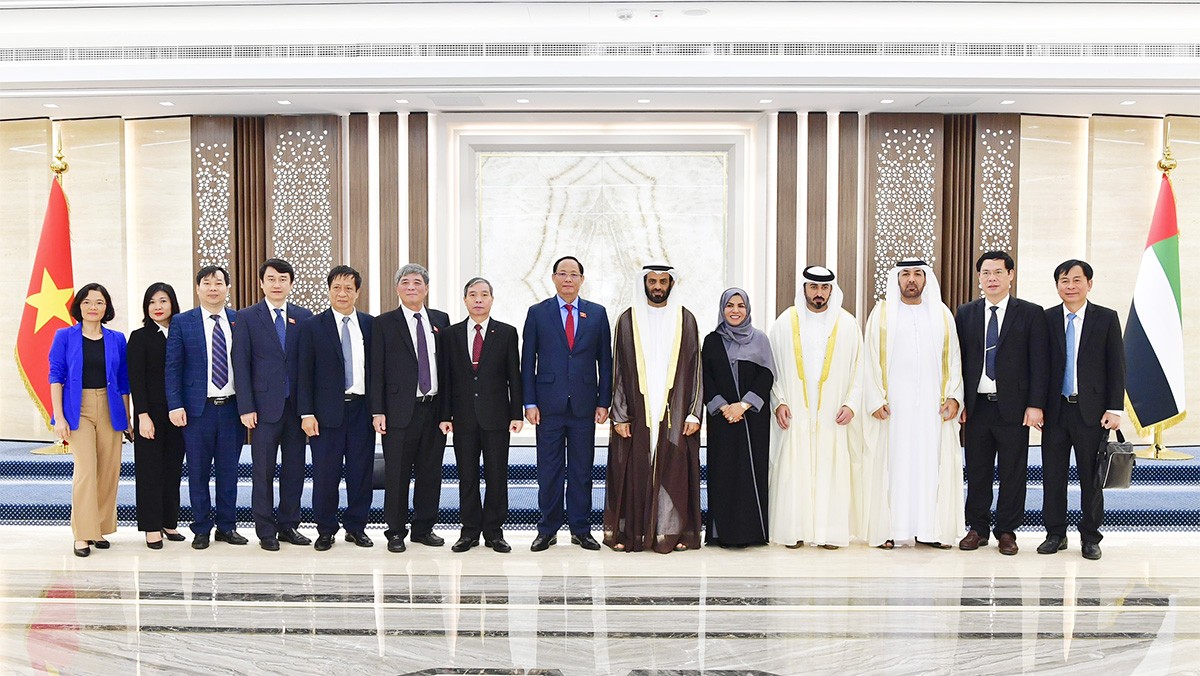 Delegates pose for a group photo. Photo: daibieunhandan.vn