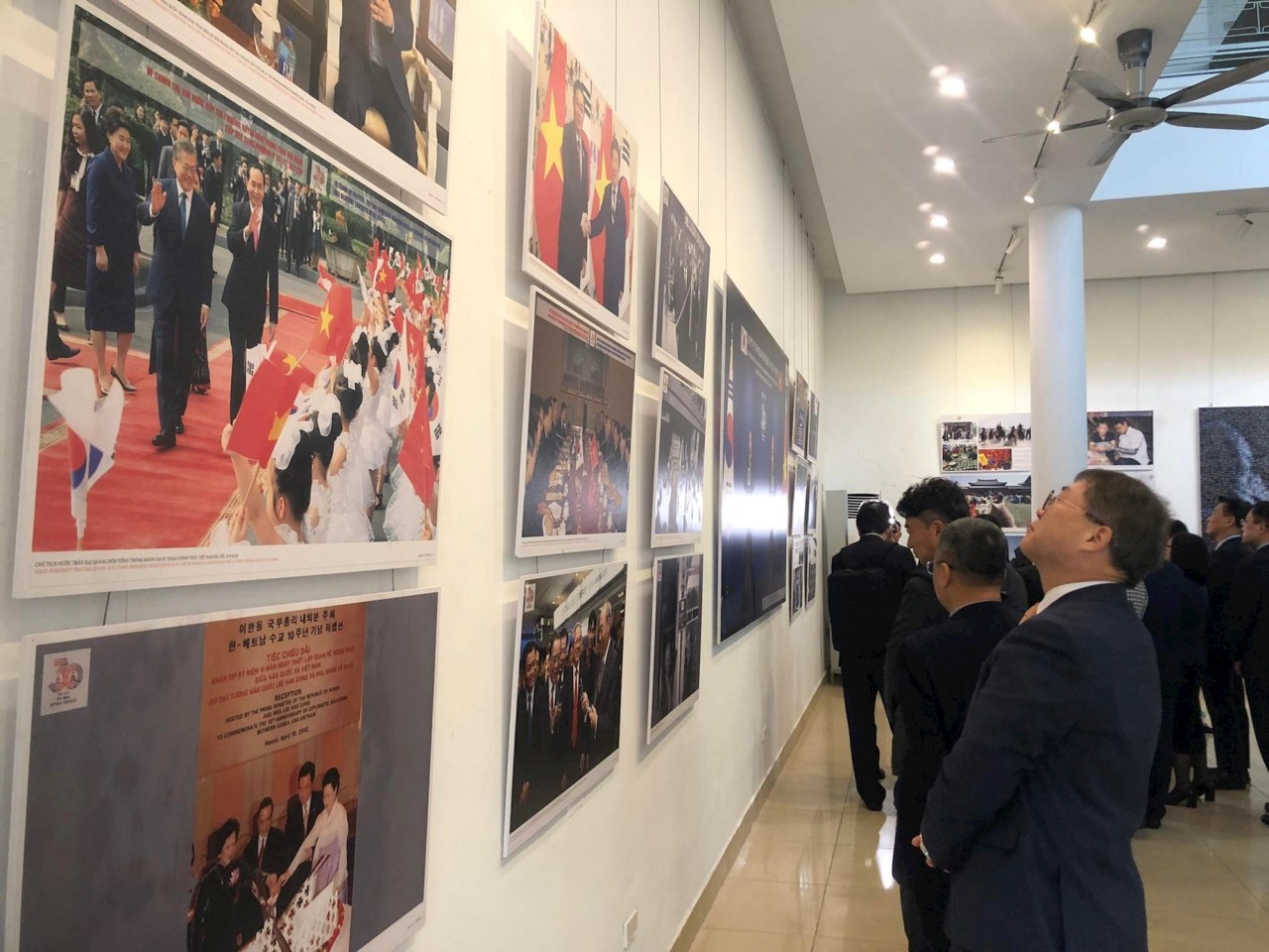 The exhibition attracts many Vietnamese and Korean people.