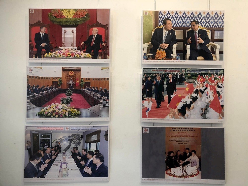 Photo exhibition spotlighting Vietnam- RoK relations underway in Hanoi