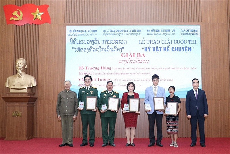 Laotian Schoolgirl Shares Her Admiration Of Vietnamese Border Guards