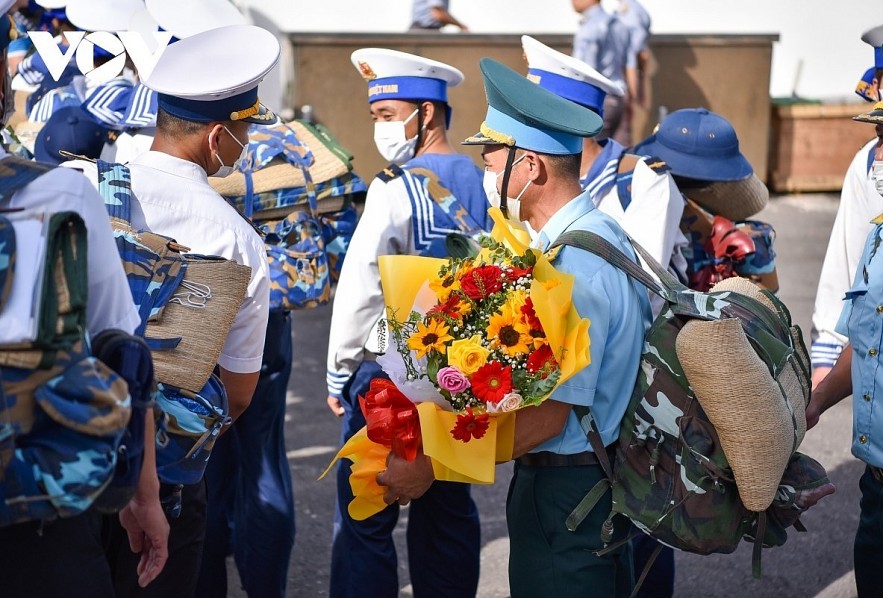 Truong Sa Soldiers and People Receive Gifts for New Year Tet
