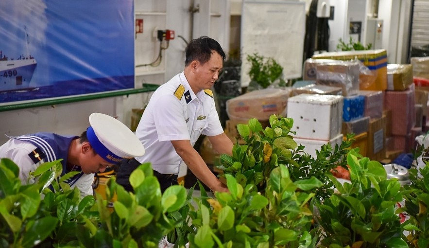 It has become an annual tradition for the Naval Region 4 High Command to organise voyages to the Truong Sa archipelago to replace and withdraw troops, as well as to send New Year wishes to the islanders every year. Photo: VOV