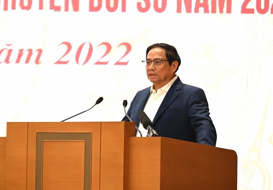 Prime Minister Pham Minh Chinh speaks at the meeting.