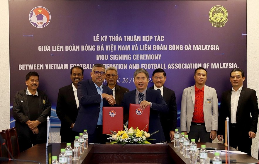 Representatives of Vietnam Football Federation and Football Association of Malaysia sign a Memorandum of Understanding on referee and youth football development in Hanoi. Photo: Vietnamnet