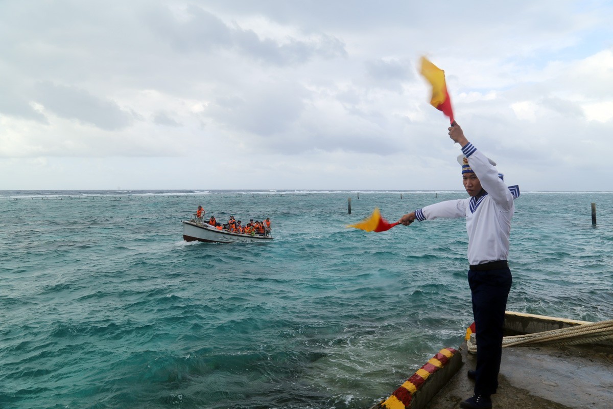 Bringing Early Tet Gifts to Truong Sa Archipelago's Da Nam Island