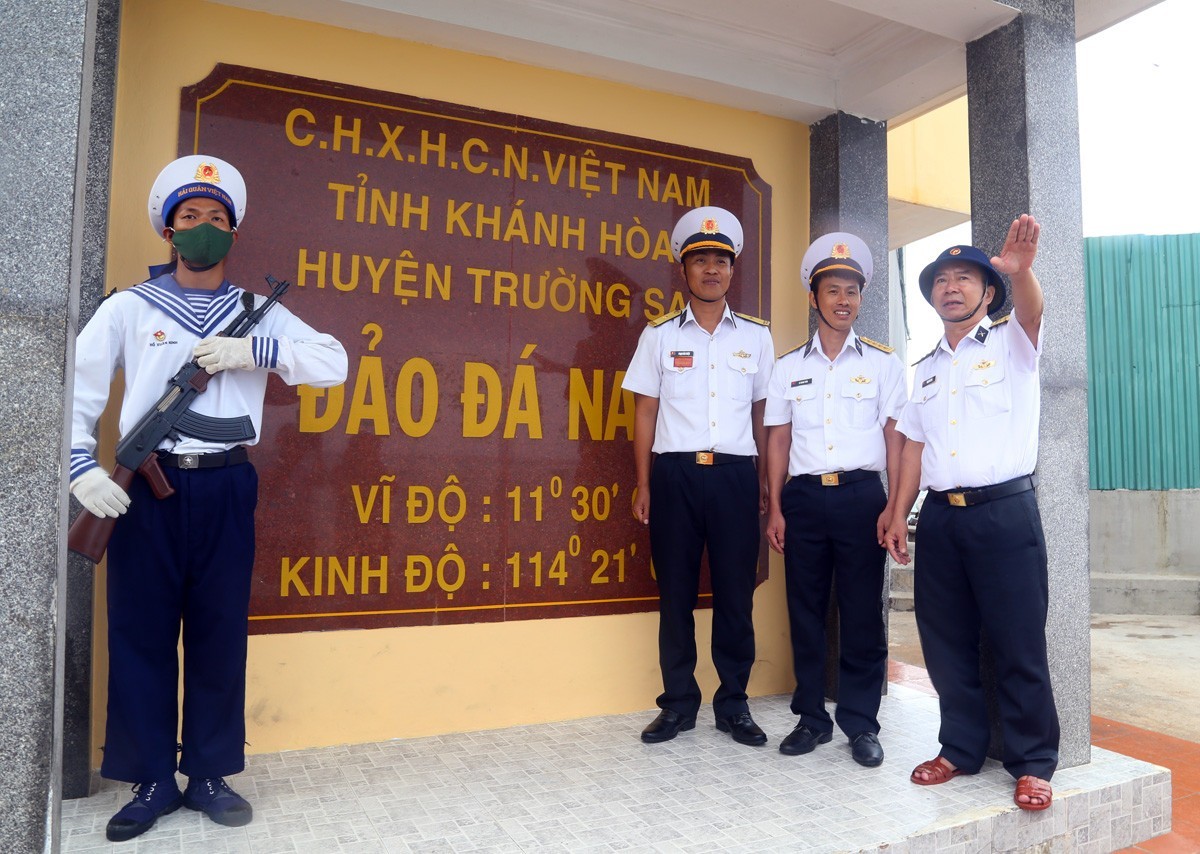 Bringing Early Tet Gifts to Truong Sa Archipelago's Da Nam Island