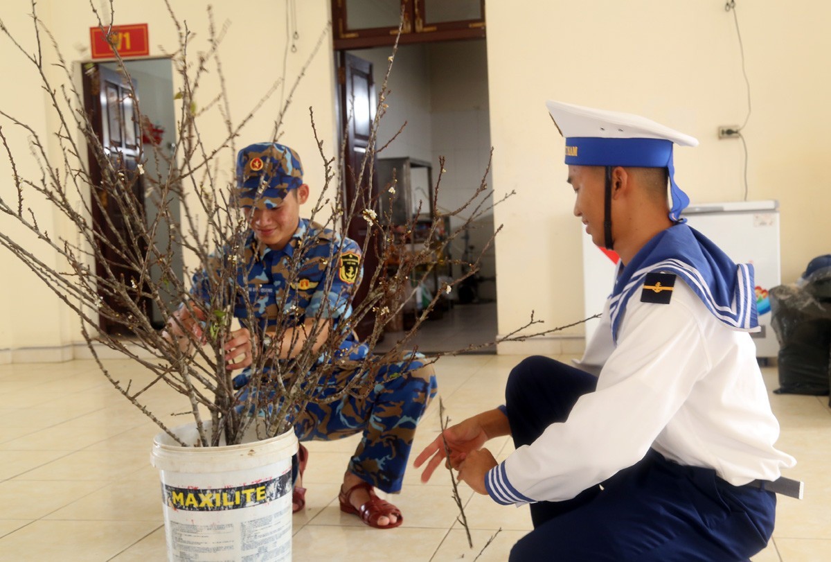 Bringing Early Tet Gifts to Truong Sa Archipelago's Da Nam Island