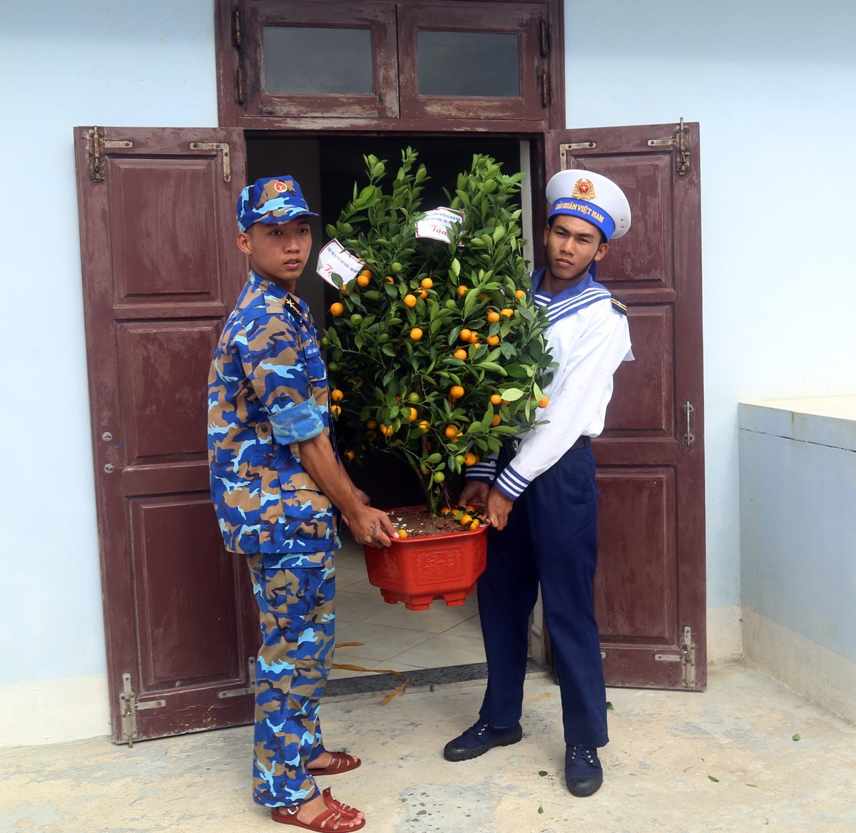 Bringing Early Tet Gifts to Truong Sa Archipelago's Da Nam Island
