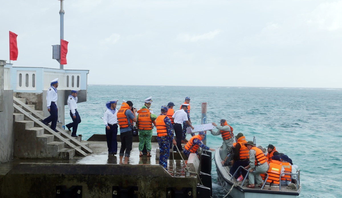 Bringing Early Tet Gifts to Truong Sa Archipelago's Da Nam Island