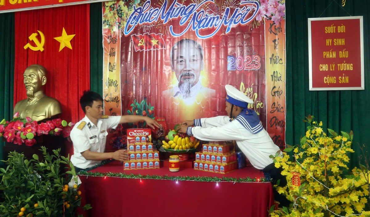 Bringing Early Tet Gifts to Truong Sa Archipelago's Da Nam Island