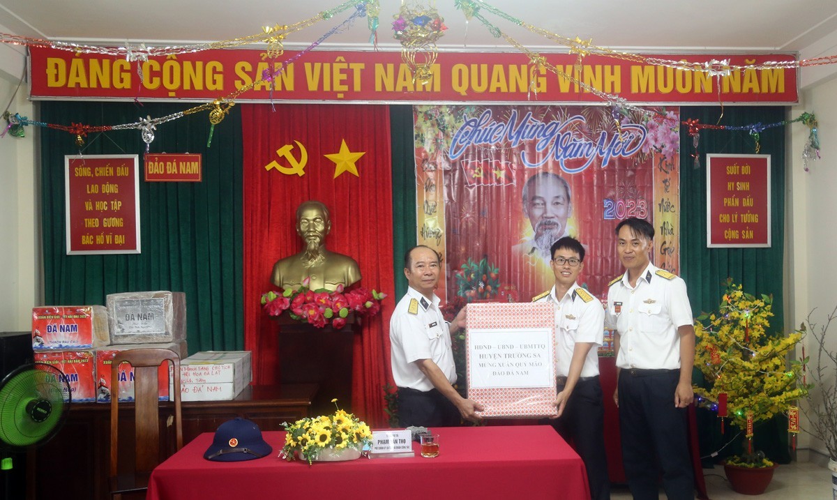Bringing Early Tet Gifts to Truong Sa Archipelago's Da Nam Island