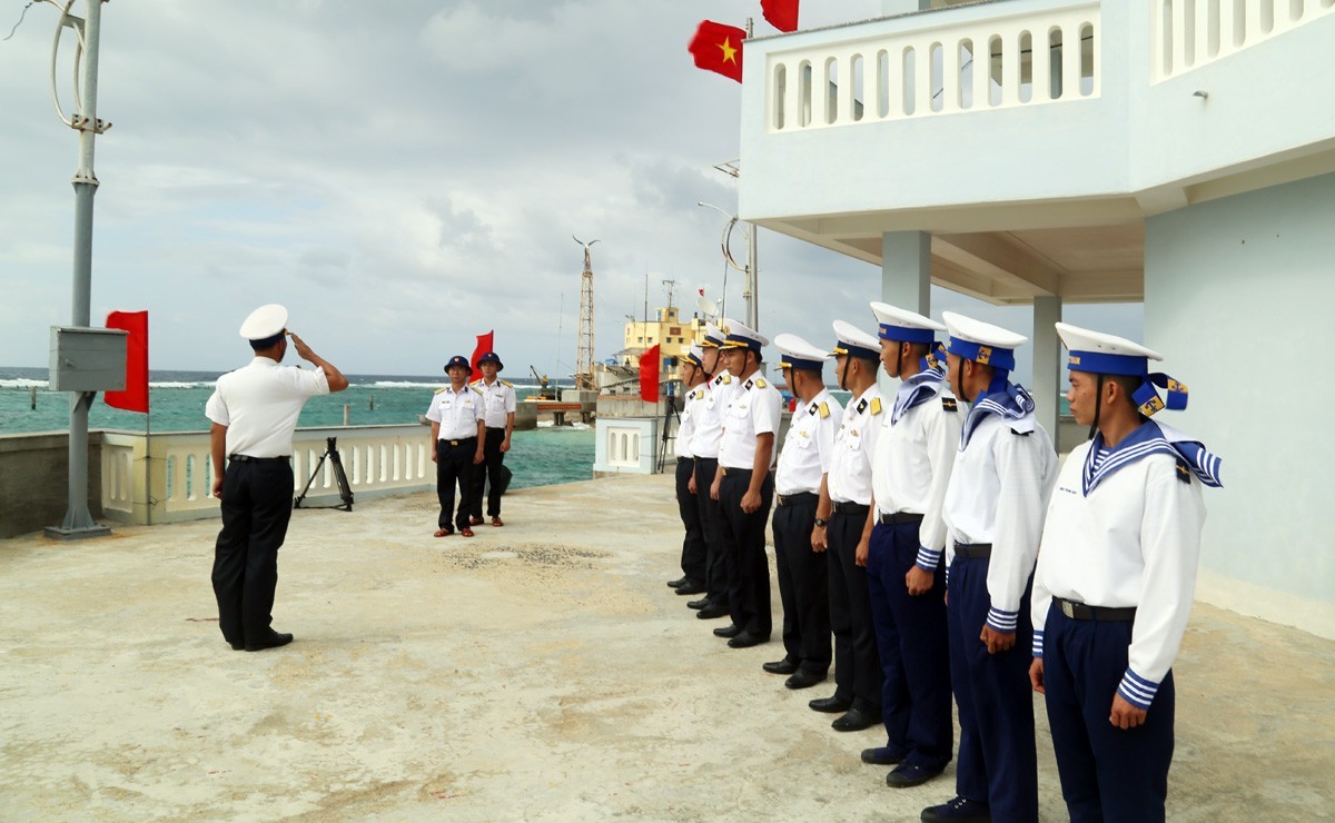 Bringing Early Tet Gifts to Truong Sa Archipelago's Da Nam Island
