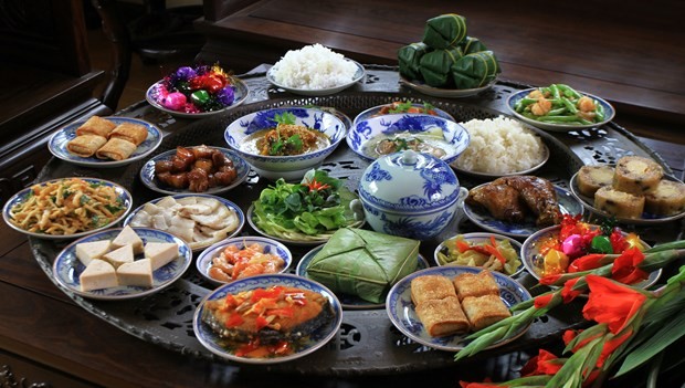Food offerings to ancestors in Hue on Lunar New Year's Day (Photo: Internet)
