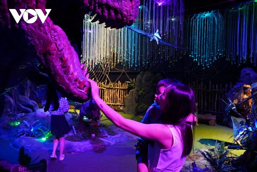 Many parents have taken their children to the Jurassic Park to learn about the world of animals.