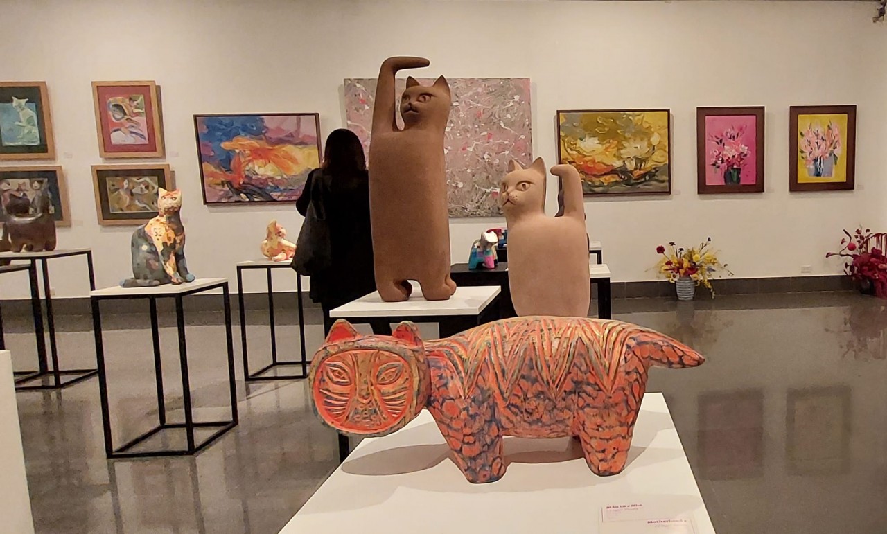 At the exhibition. Photo: Binh Nhi