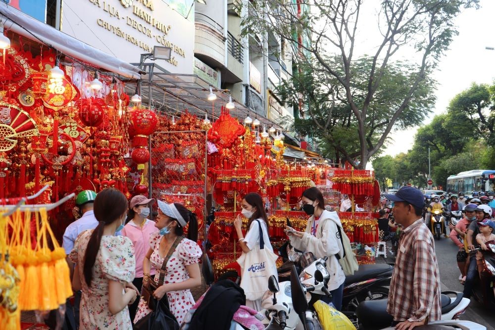 Vietnamese Citizens Head to the Streets for Tet Holiday Shopping