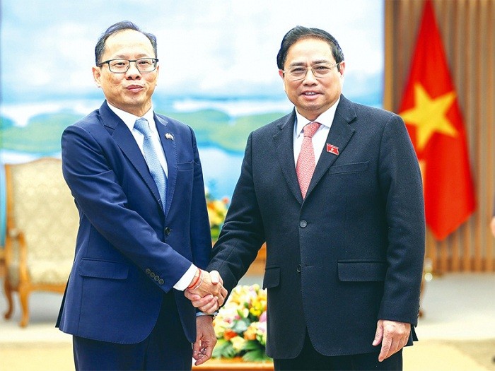 Prime Minister Pham Minh Chinh (right) receives outgoing Cambodian Ambassador Chay Navuth. Photo: daibieunhandan.vn 