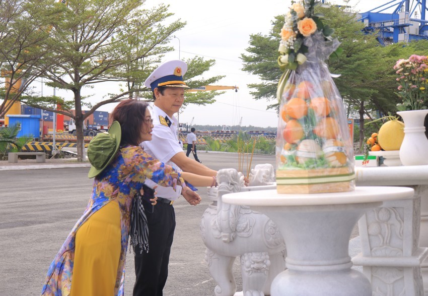 The delegation offers incense at the monument of  “no number” legendary ships, secretly transporting weapons from the Northern rear base to the Southern front line during the anti-American resistance war. Photo: VT