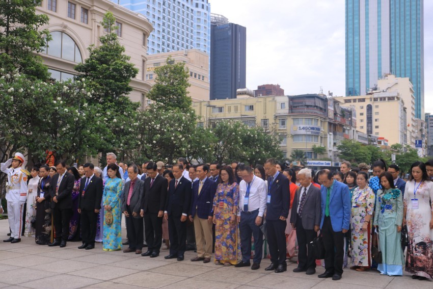 Delegates pay a floral tribute to President Ho Chi Minh at his Monument. Source: Vo Tho