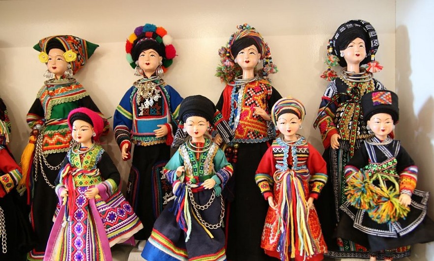 Vietnamese Artist Promotes Traditional Clothes Through Doll Collection