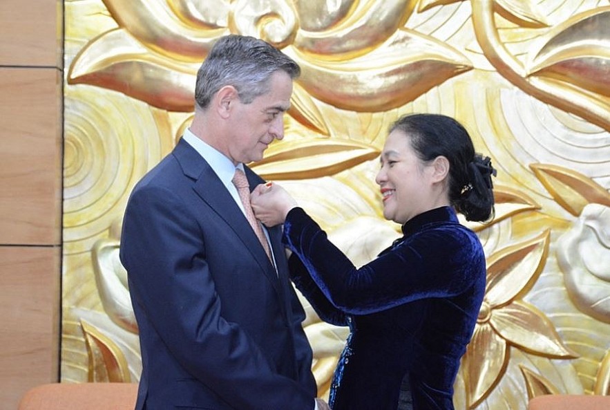 VUFO Grants Highest Medal for Chilean Ambassador to Vietnam