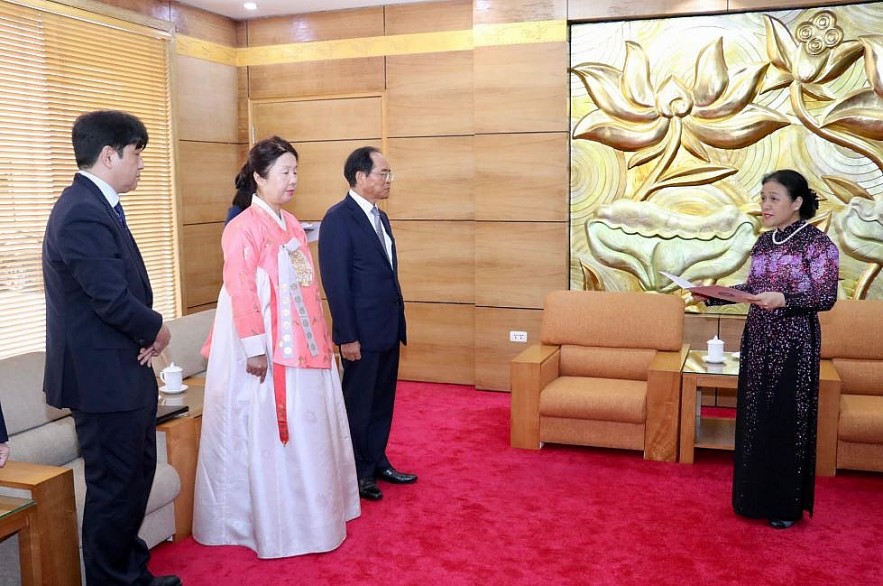 VUFO Presents Friendship Medal to the South Korean Ambassador to Vietnam