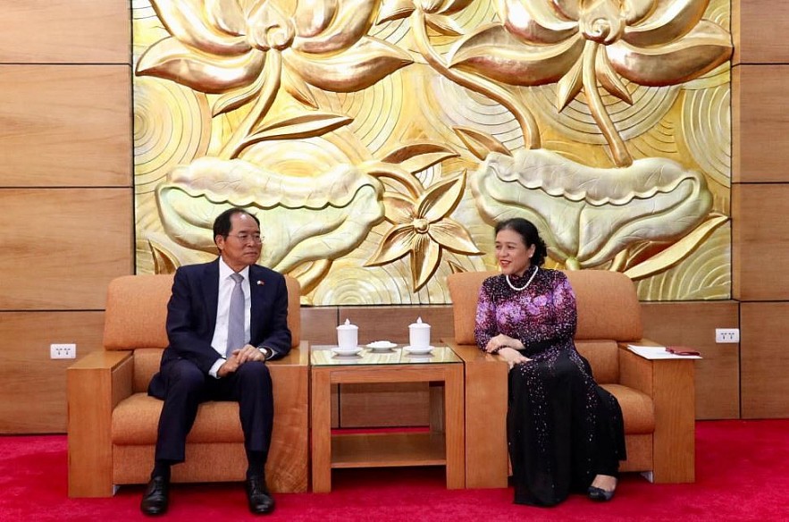 VUFO Presents Friendship Medal to the South Korean Ambassador to Vietnam