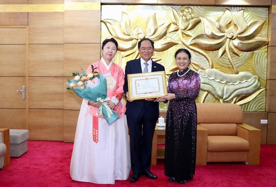 VUFO Presents Friendship Medal to the South Korean Ambassador to Vietnam