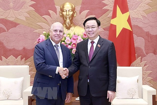 Chairman of the National Assembly Vuong Dinh Hue (R) and Treasurer of Australia’s Victoria state, Tim Pallas. Photo: VNA