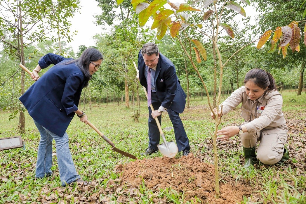 US Ambassador Discusses War Aftermath Alleviation in Quang Tri Province