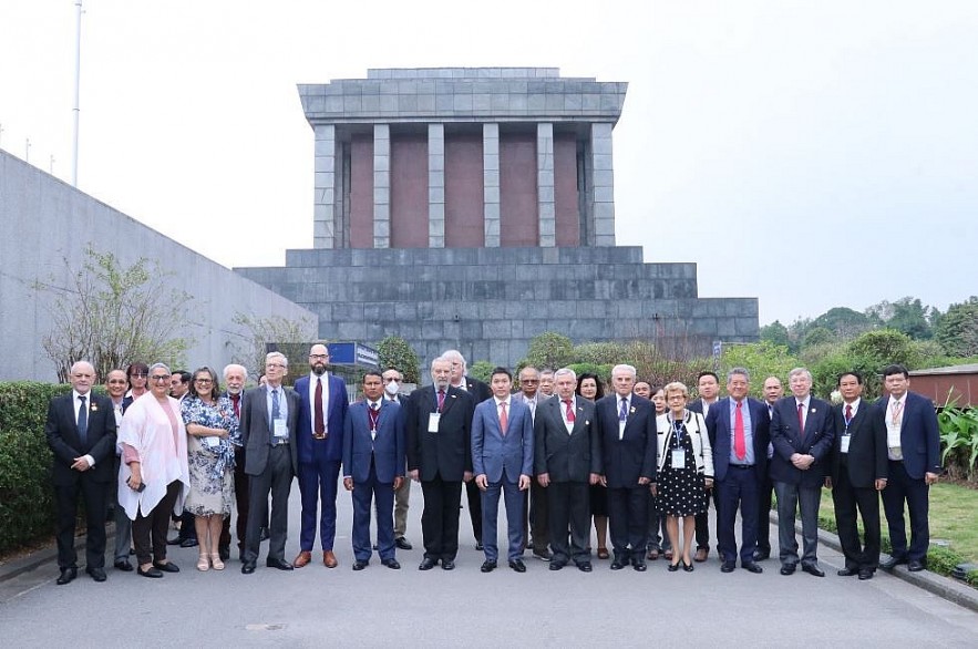 Delegates to the 50th anniversary of the Paris Peace Accord visit Ho Chi Minh Mausoleum