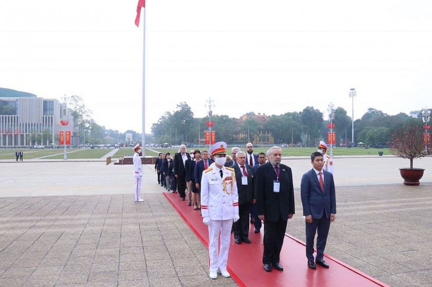 Delegates to the 50th anniversary of the Paris Peace Accord visit Ho Chi Minh Mausoleum