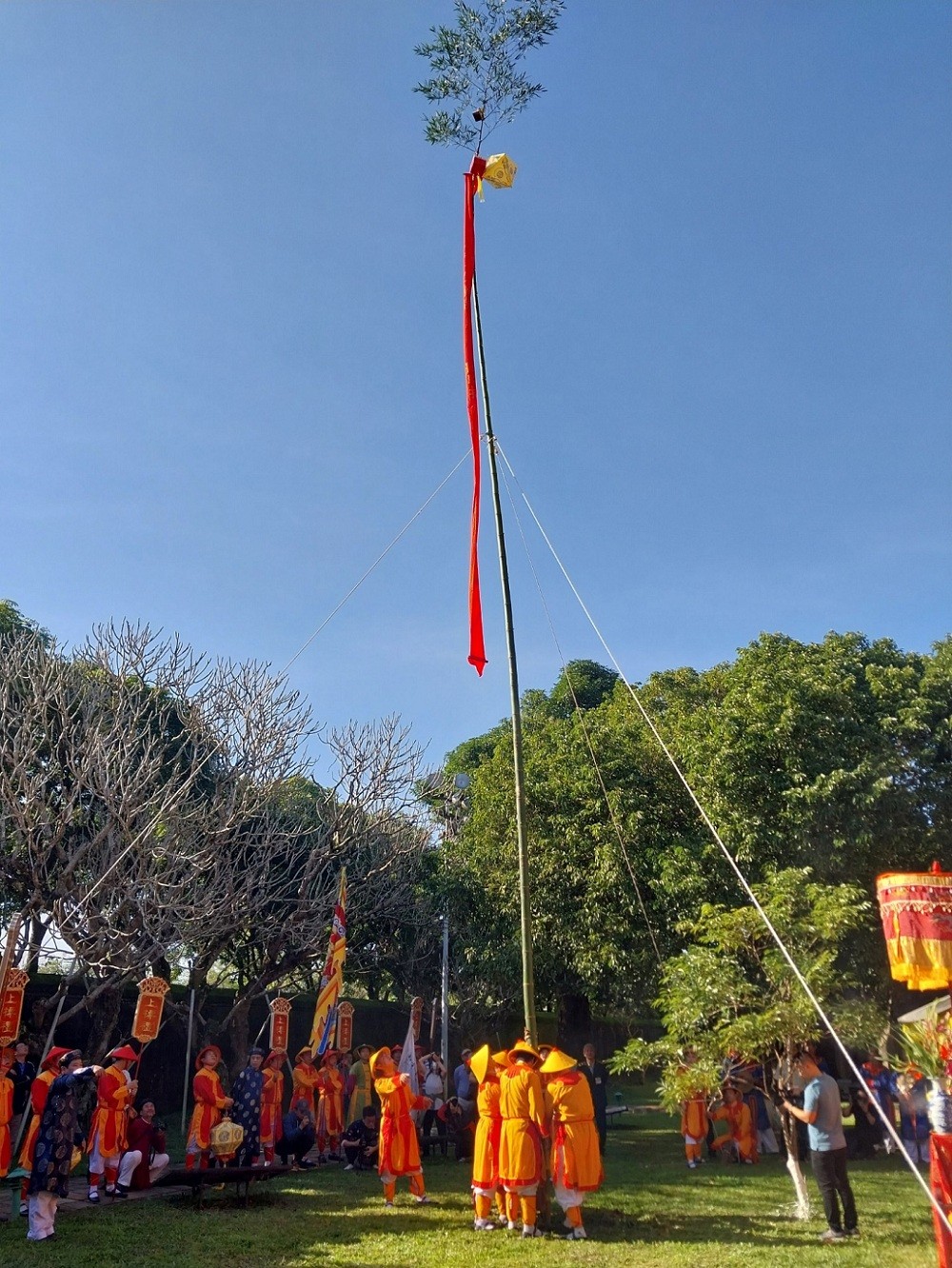 Hue City Reenacts Neu Pole Erecting Ceremony at Imperial Citadel