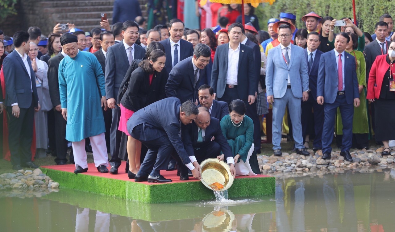 According to Vietnamese tradition, the 23rd day of the last lunar month of the year is the “ong Cong ong Tao” (Land Genie and Kitchen Gods) festival. On this day, people prepare an offering tray to express their gratitude to the gods. It is also an opportunity for people to return home and get together after a year of hard work.