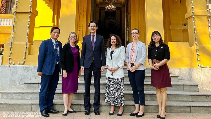 Deputy Minister of Foreign Affairs Do Hung Viet and US Permanent Representative to the UN Human Rights Council (UNHRC) Ambassador Michèle Taylor pose for a photo on January 13, 2023. Photo: WVR