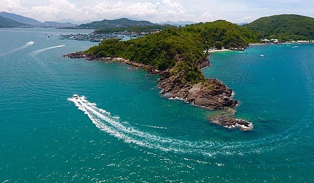 Binh Thuan gathers enough factors to develop a variety of products such as resort tourism, excursions, recreational sports on the sea, sand dunes, adventure tourism. Photo: VNA