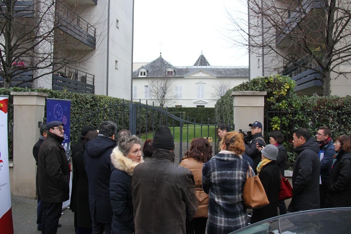 Visiting the political school of the French Communist Party named after General Secretary Maurice Thorez which was the headquarters of the delegation of the Government of the Democratic Republic of Vietnam participating in the Paris Conference on Vietnam for nearly 5 years of negotiations. Photo: Vietnam's embassy in France
