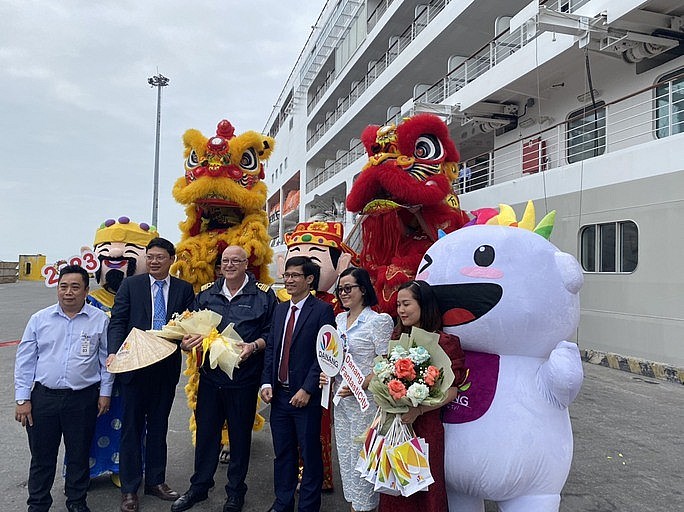 Localities Welcome First Foreign Tourists in Lunar New Year