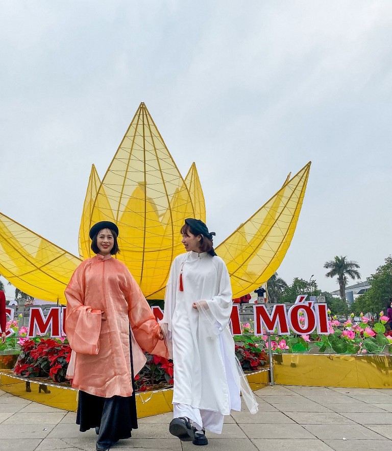 Vietnamese Girl Promotes Traditional Clothes in Korea