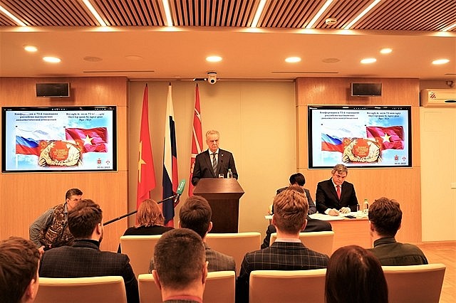 Chairman of the Foreign Affairs Committee of St. Petersburg City Evgeny Grigoriev delivers a speech at the event. – VNA/VNS Photo