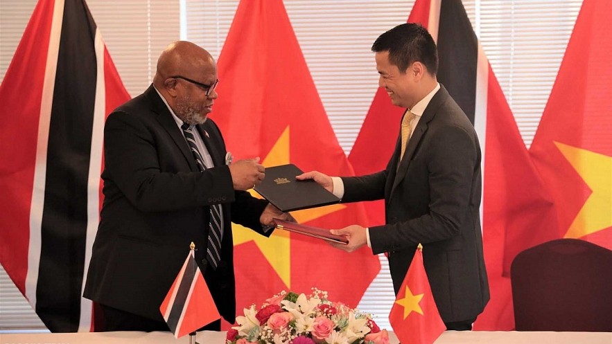 Ambassador Dang Hoang Giang, head of the Vietnamese Delegation to the United Nations, and Ambassador Dennis Francis, head of the Delegation of Trinidad & Tobago to the United Nations, exchange notes on the establishment of diplomatic ties between Vietnam and Trinidad & Tobago. (Photo: Ministry of Foreign Affairs)
