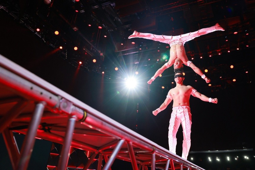 Vietnamese Circus Artists Break Guinness World Record