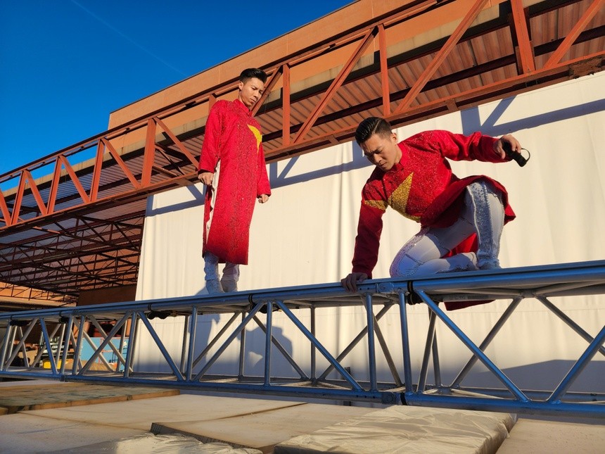 Quoc Co and Quoc Nghiep practiced before the main act in Italy on February 2, 2023. Photo: Hoai An 