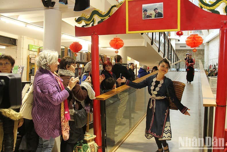 the fashion show of Vietnamese ethnic minorities organized by the Vietnam 17 Association at the City Multimedia Library. Source: NDO