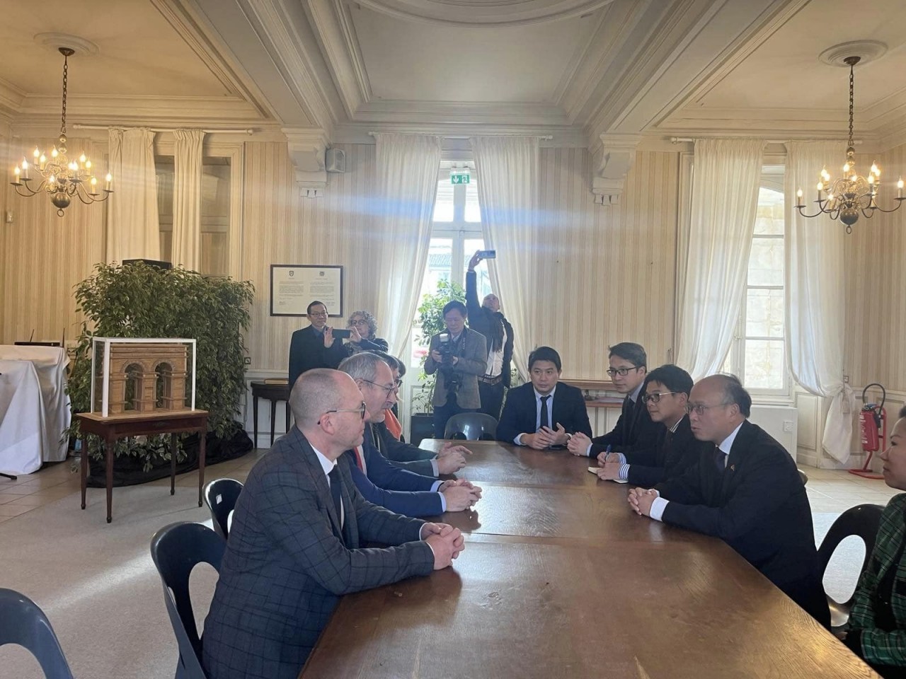 At the meeting with Mr. Bruno Drapron, Mayor of Saintes City, representatives of the Nouvelle-Aquitaine Region, the Farmers' Union and Saintes Chamber of Commerce and Industry, the delegation and the city government discussed the potential for cooperation and connection. between Vietnam and Vietnamese localities with Saintes and its vicinity.