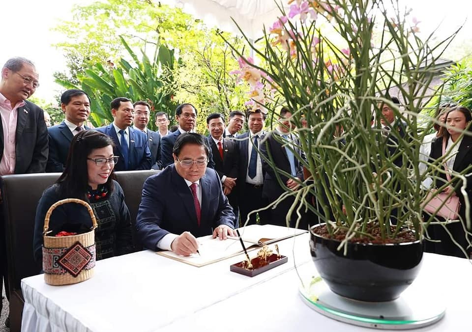 Prime Minister: Vietnamese People in Singapore - Bridge of Friendship between Two Countries